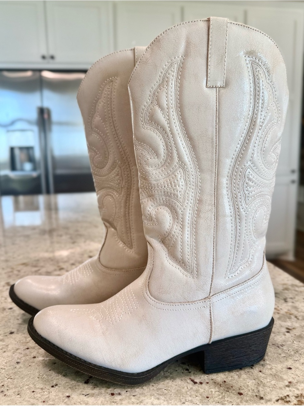 Coconuts by Matisse White Western Embroidered Cowboy Boots NWOT